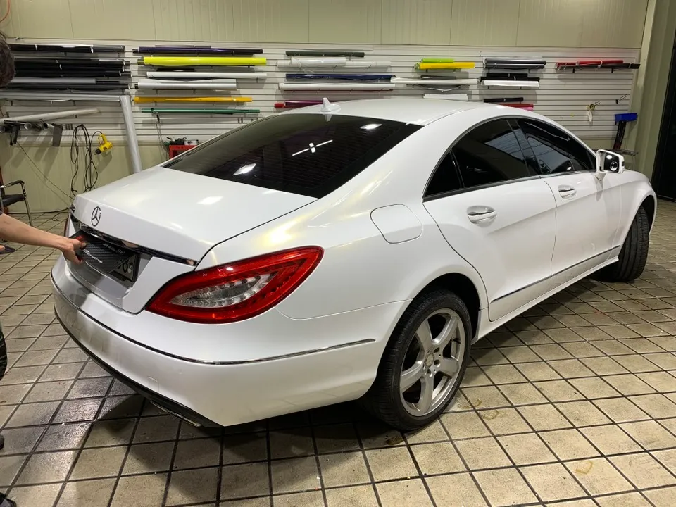 Mercedes-Benz CLSのカーラッピング事例|3Mホワイトスパークルゴールドパール 施工写真 3-2