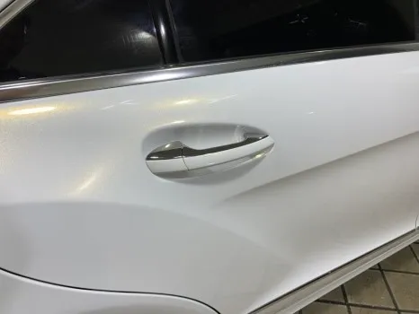 Mercedes-Benz CLSのカーラッピング事例|3Mホワイトスパークルゴールドパール 施工写真 2-3