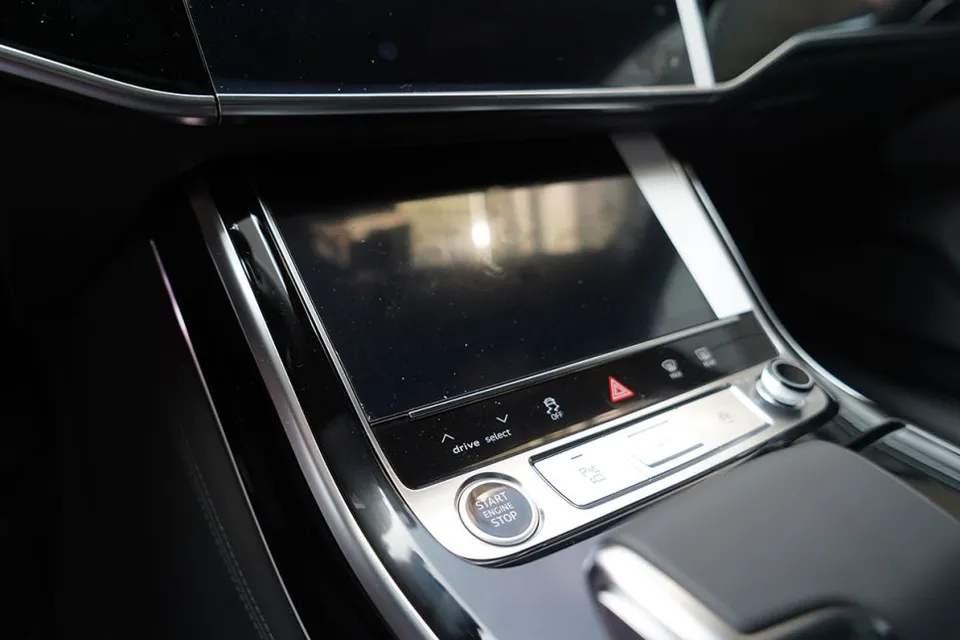 Audi A8の室内PPF施工事例|ハイグロスの輝きを保護 施工写真 3-1