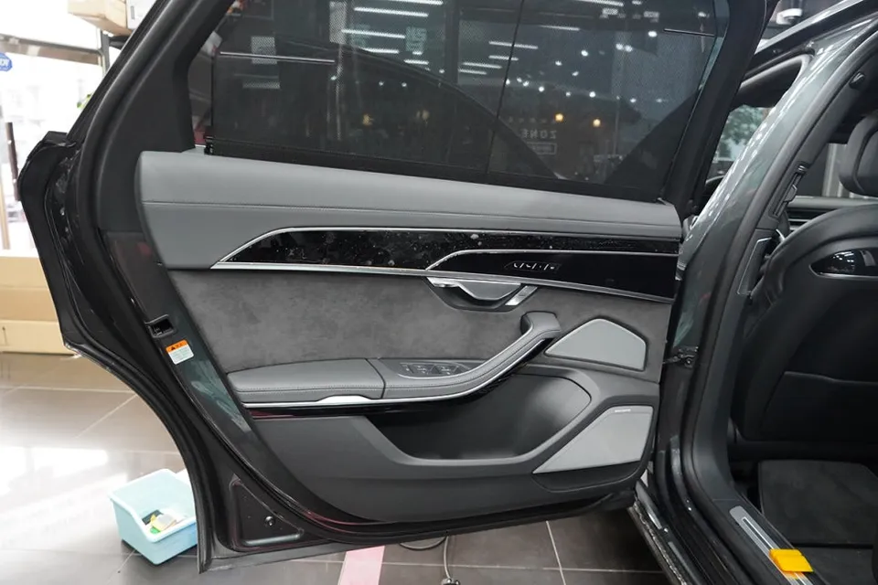 Audi A8の室内PPF施工事例|ハイグロスの輝きを保護 施工写真 1-2