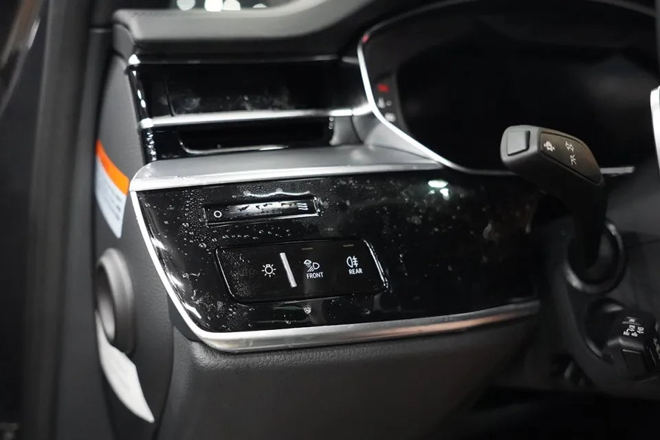 Audi A8の室内PPF施工事例|ハイグロスの輝きを保護 施工写真 1-3