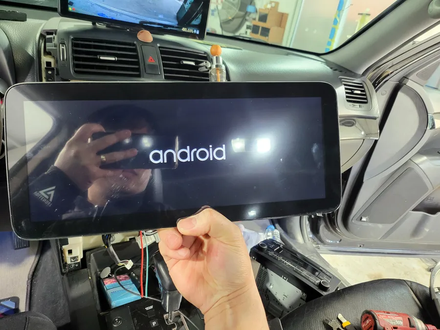 Kia MohaveのAndroid Auto・CarPlay取付事例 施工写真 1-2