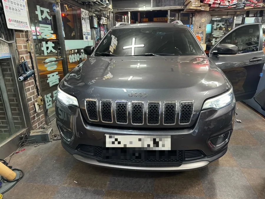 Jeep Cherokee Ambient Lighting Review — Enhanced Interior Mood