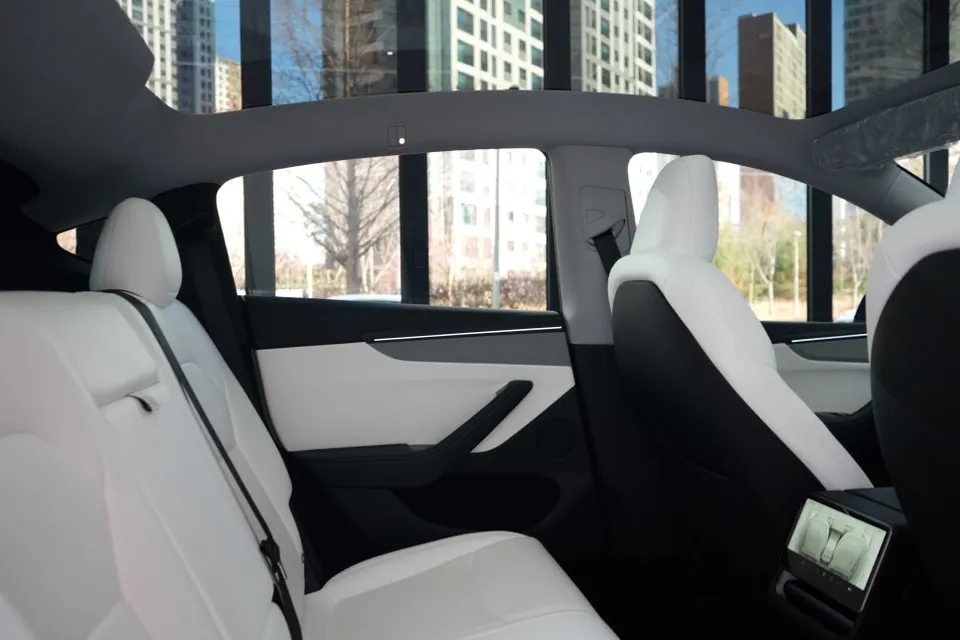 Tesla Model Y new car package - Tesla Model Y Juniper Tinting Review: Saint-Gobain Hu-R photo 3