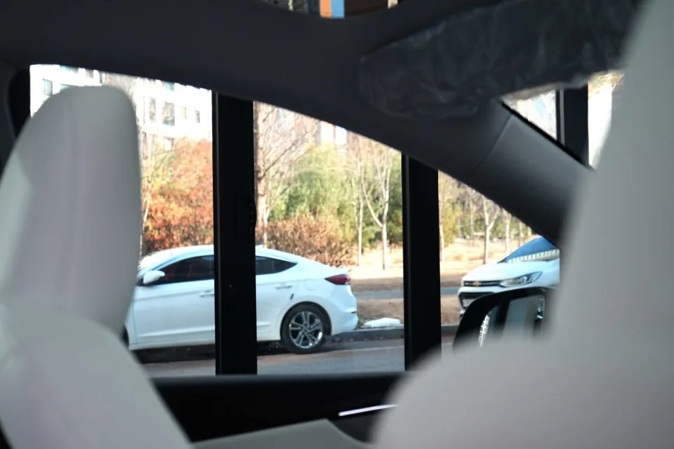Tesla Model Y new car package - Tesla Model Y Juniper Tinting Review: Saint-Gobain Hu-R photo 4