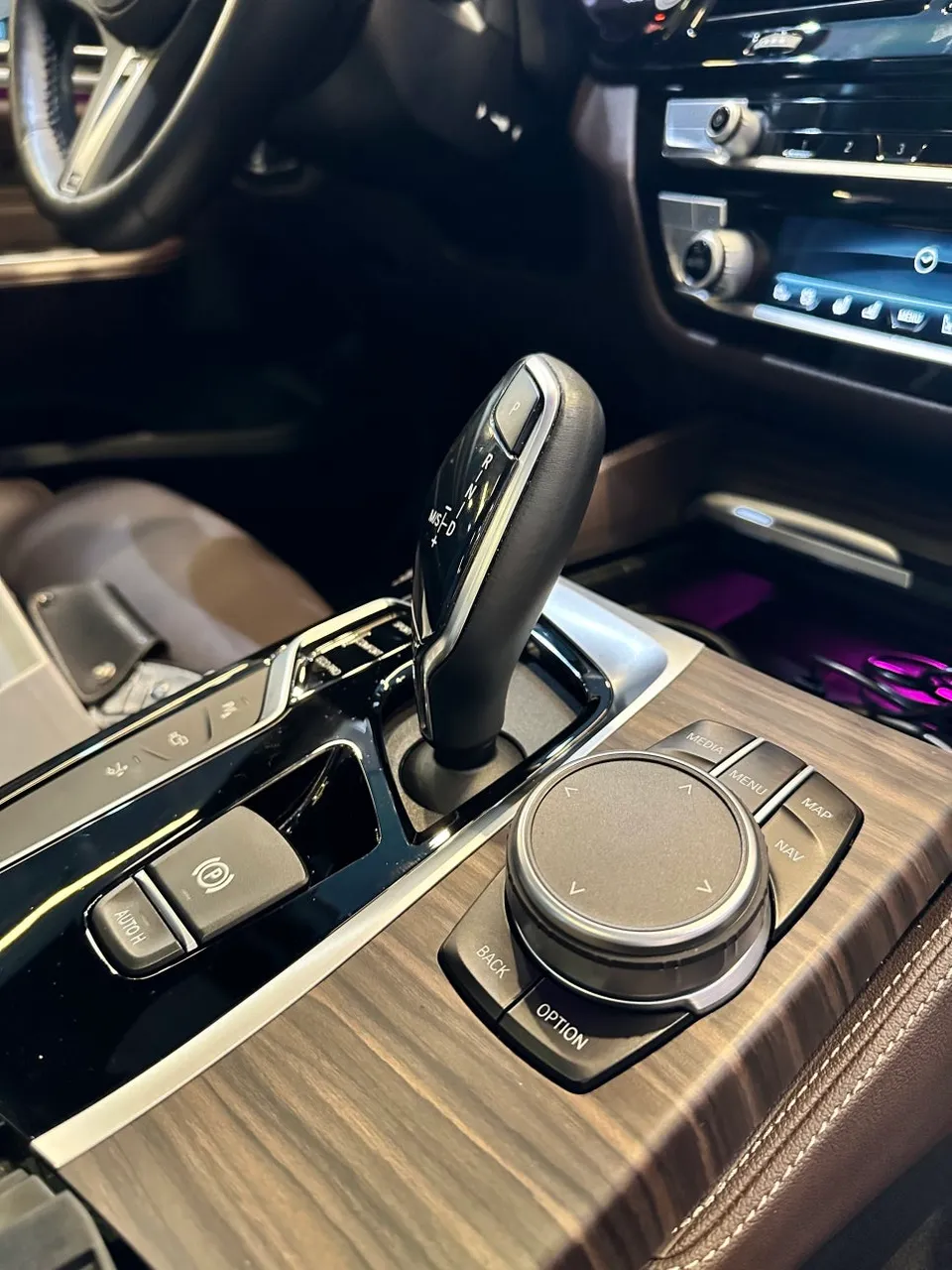 BMW 6 Series GT steering wheel - BMW 6 Series GT Steering Wheel Customization Review photo 3