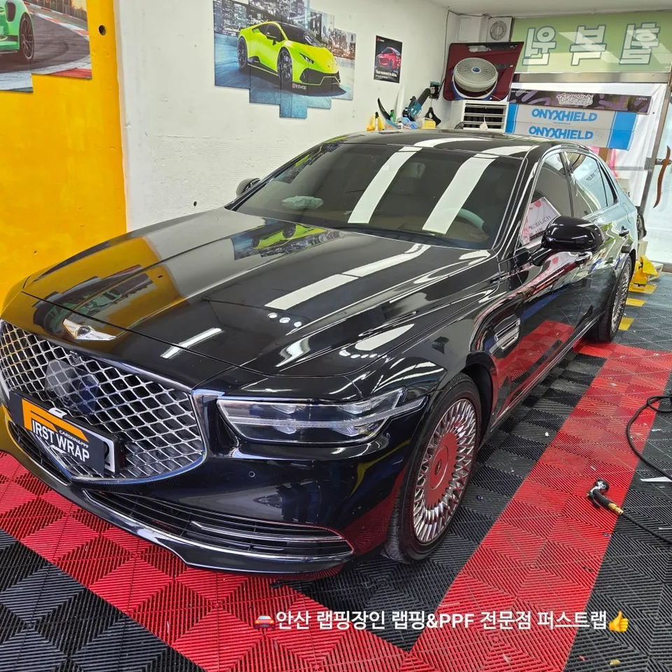 Genesis G90のカーラッピング事例|ハイグロスホワイトの高級感 施工写真 3-2
