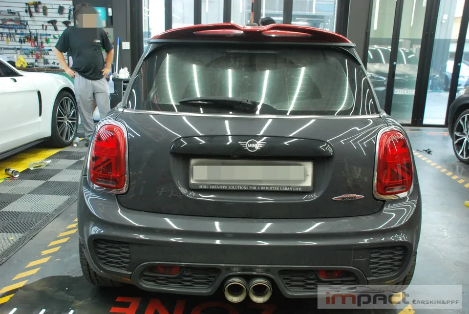 MINI MINI Cooperのカーラッピング事例｜クロームパーツの印象変化 施工写真 3-1