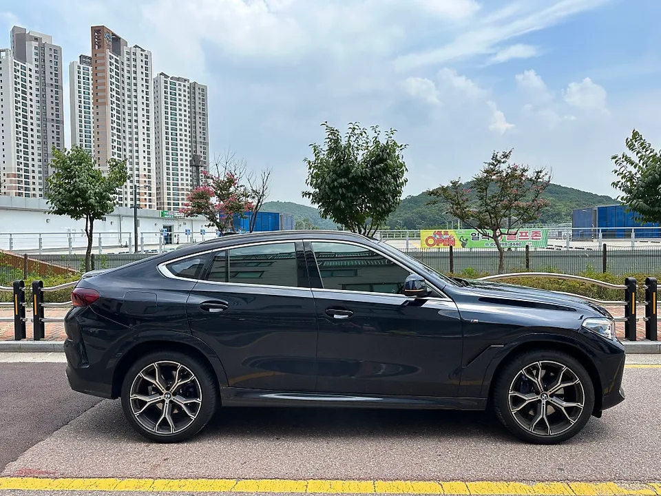 BMW X6 Vinyl Wrap Review: Chrome Delete & Carbon Black photo 2