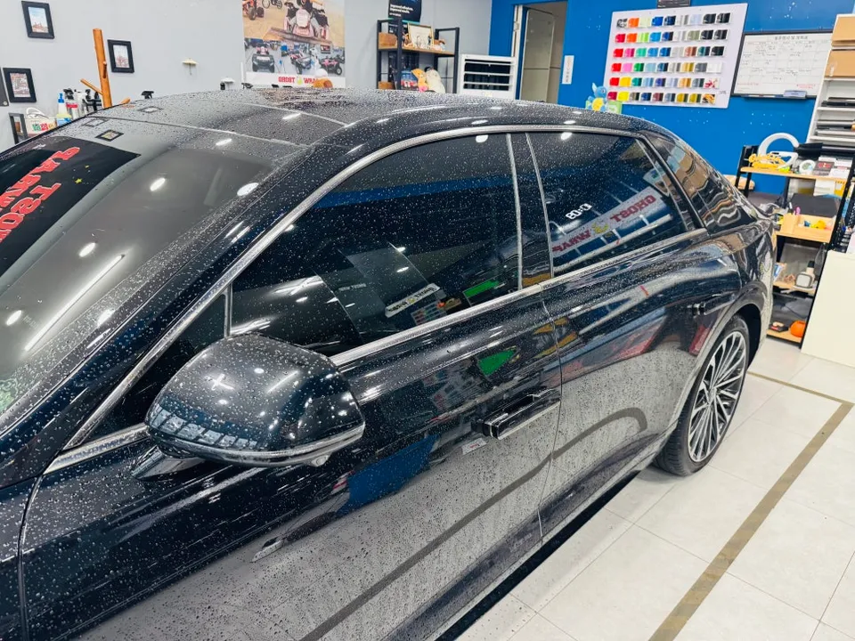 Hyundai Azeraのカーラッピング事例｜クロームパーツのブラックアウト 施工写真 2-2