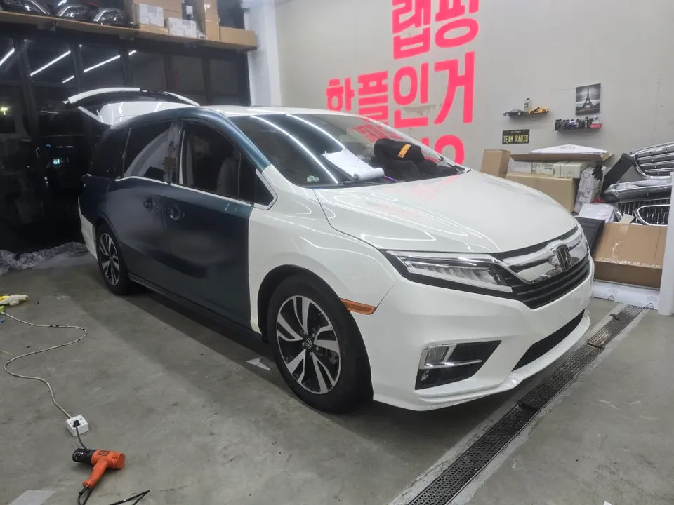 Honda Odysseyのカーラッピング事例｜ARマットエメラルド 施工写真 2-2