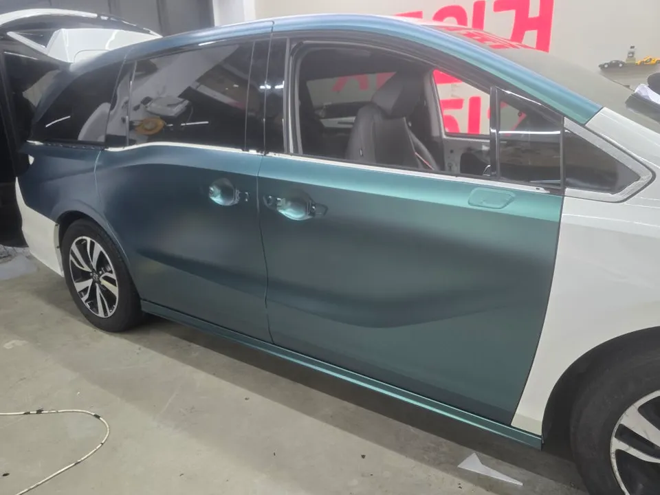 Honda Odysseyのカーラッピング事例｜ARマットエメラルド 施工写真 3-2