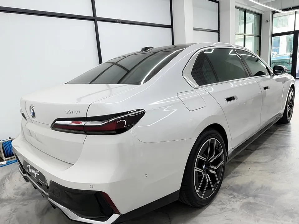 BMW 7 Series G70 デュオトーンラッピング事例|費用目安・仕上がり 施工写真 2-1