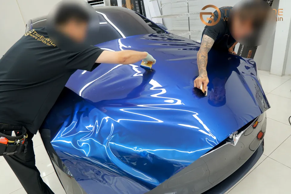 Tesla Model Sのカーラッピング事例|高級感あふれる仕上がり 施工写真 2-1
