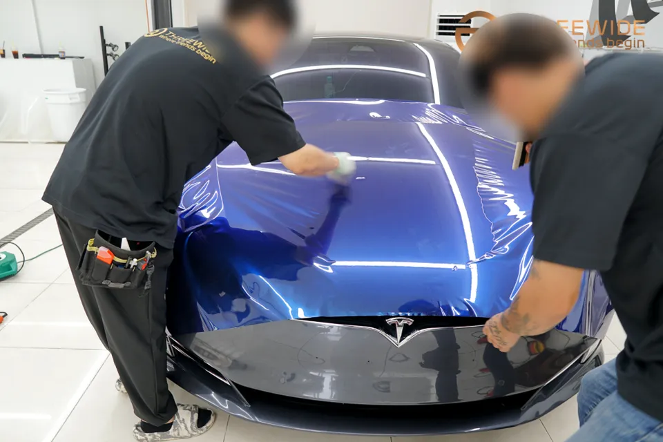 Tesla Model Sのカーラッピング事例|高級感あふれる仕上がり 施工写真 3-1