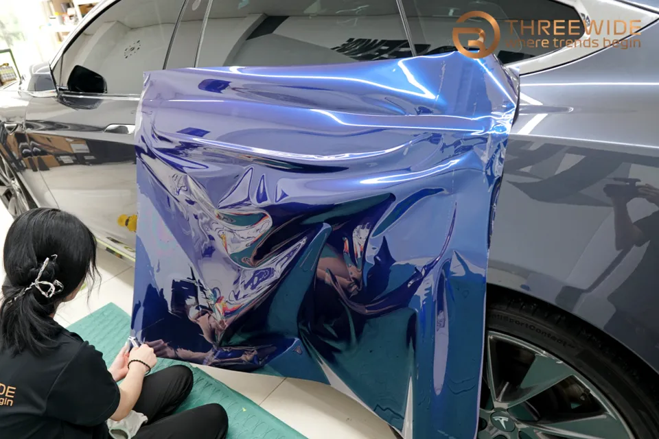 Tesla Model Sのカーラッピング事例|高級感あふれる仕上がり 施工写真 1-3
