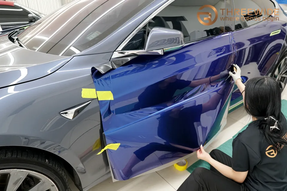 Tesla Model Sのカーラッピング事例|高級感あふれる仕上がり 施工写真 2-3