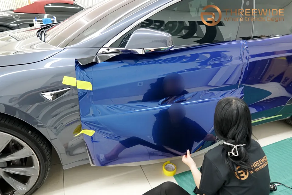 Tesla Model Sのカーラッピング事例|高級感あふれる仕上がり 施工写真 3-3
