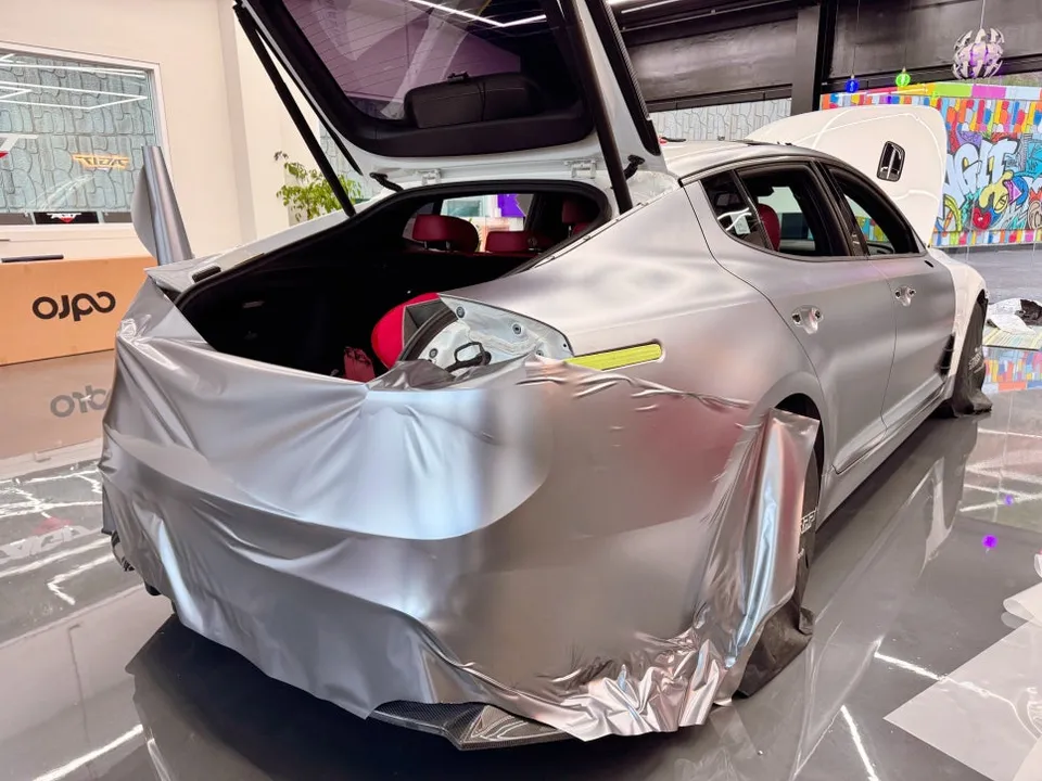 Kia Stingerのカーラッピング事例|費用目安・仕上がり 施工写真 1-2