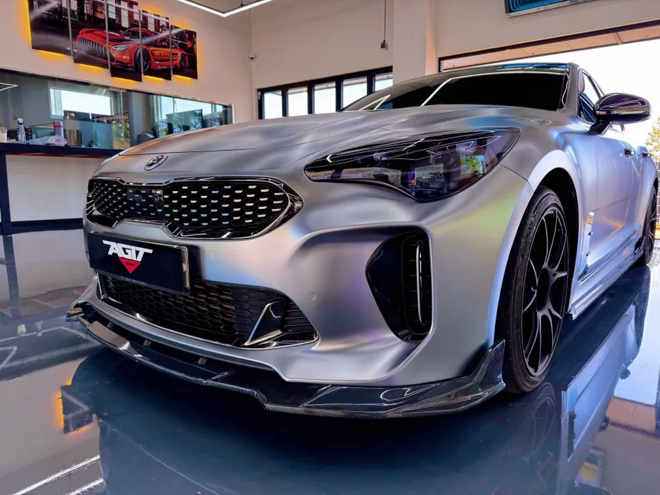 Kia Stingerのカーラッピング事例|費用目安・仕上がり 施工写真 3-2