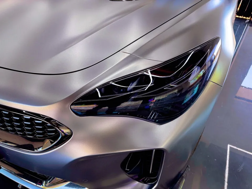 Kia Stingerのカーラッピング事例|費用目安・仕上がり 施工写真 1-3
