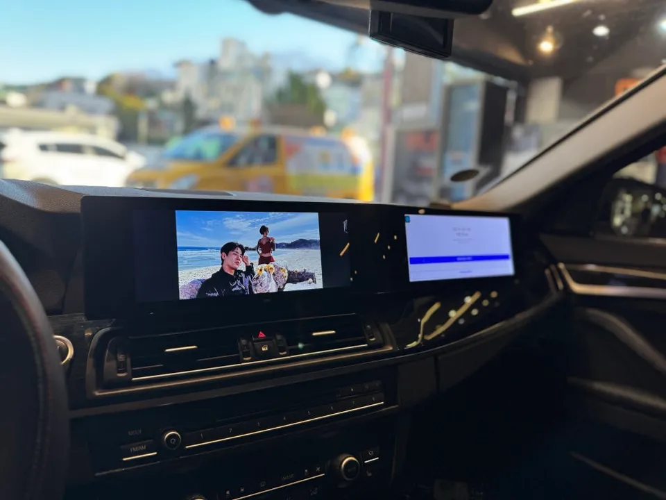 BMW 5 Series F10のAndroid Auto・CarPlay取付事例 施工写真 5