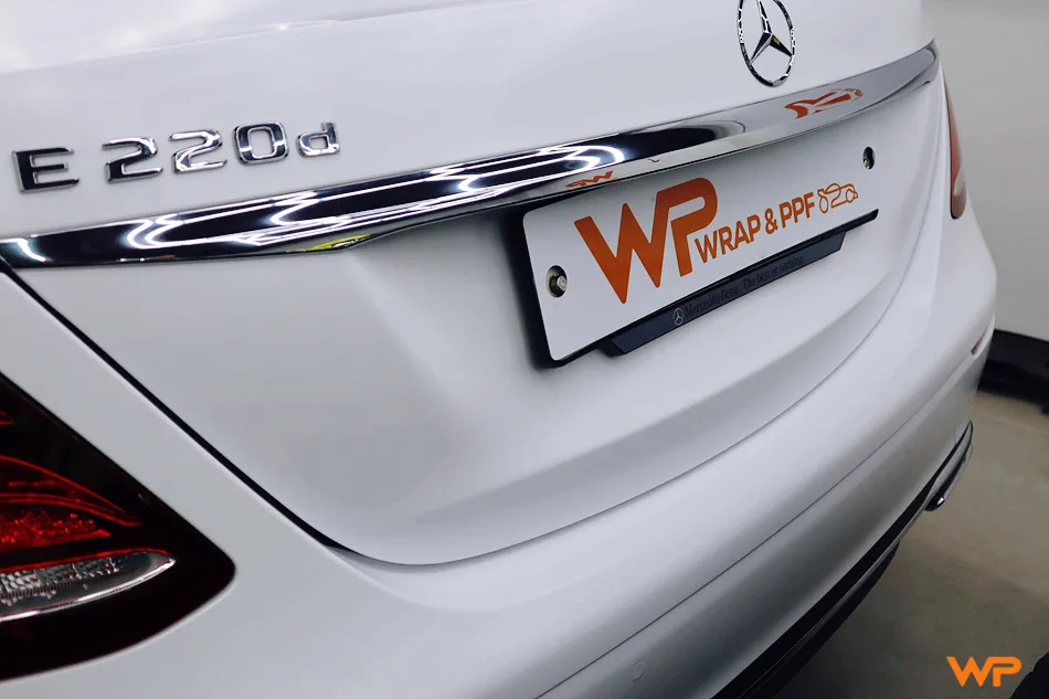メルセデス・ベンツ Eクラス W213 カーラッピング事例:サテンホワイトへの再施工 施工写真 1-2