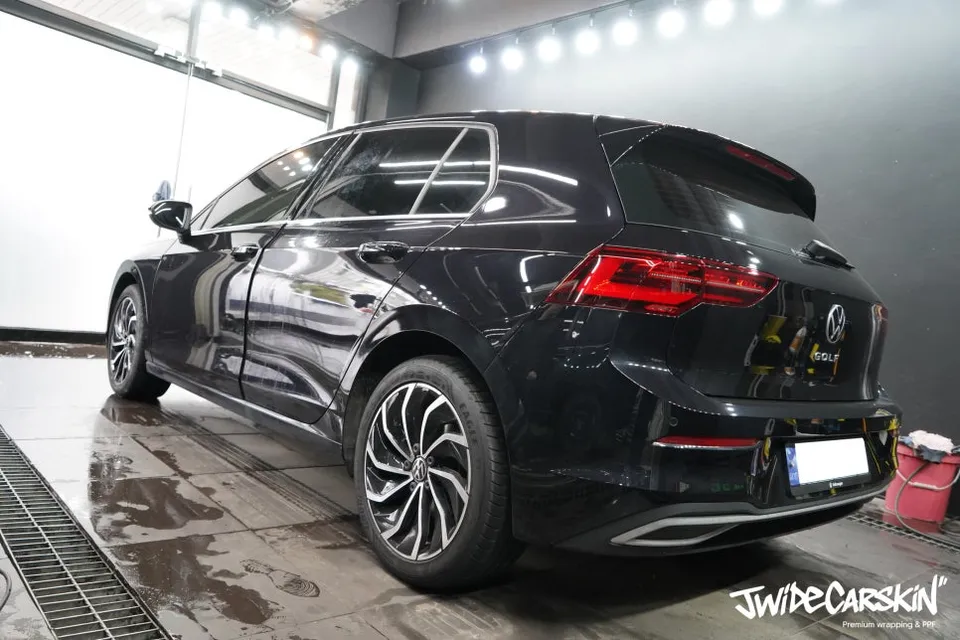 Volkswagen GolfのPPF施工事例｜ヘッドライト保護 施工写真 3-1