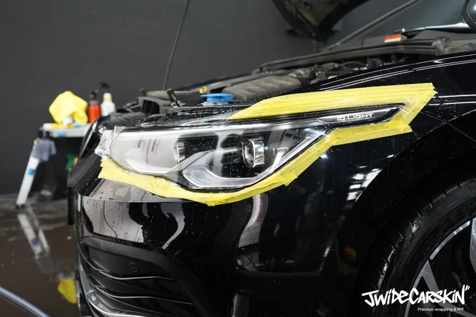Volkswagen GolfのPPF施工事例｜ヘッドライト保護 施工写真 4-1