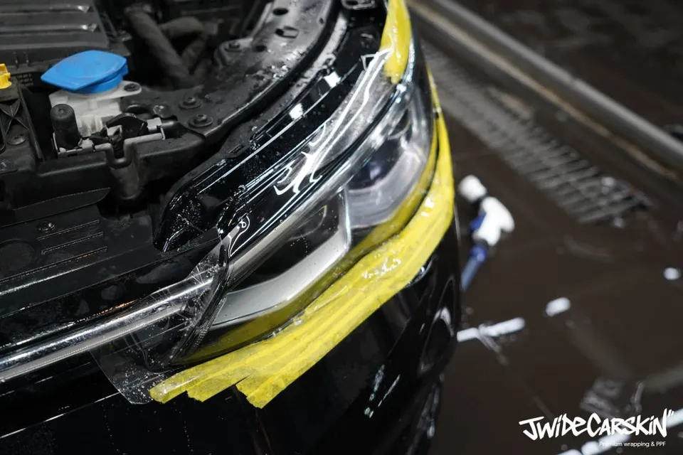 Volkswagen GolfのPPF施工事例｜ヘッドライト保護 施工写真 3-2