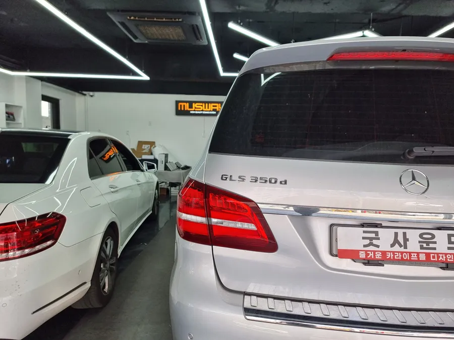 Mercedes-Benz GLSのAndroid Auto・CarPlay取付事例 施工写真 2
