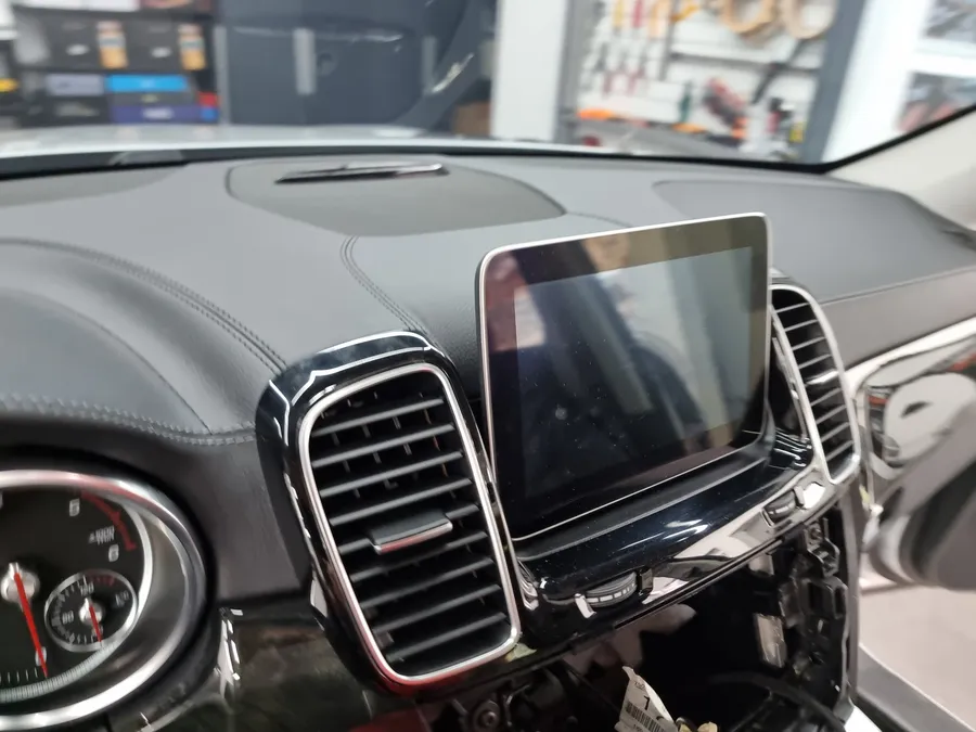 Mercedes-Benz GLSのAndroid Auto・CarPlay取付事例 施工写真 4