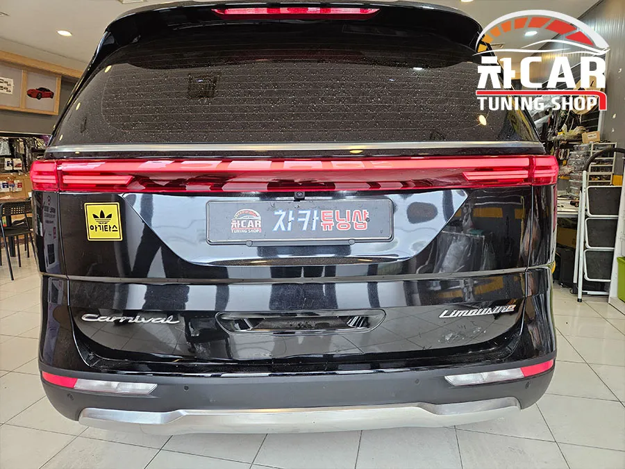 Kia Carnivalのドライブレコーダー取付事例 施工写真 1-3