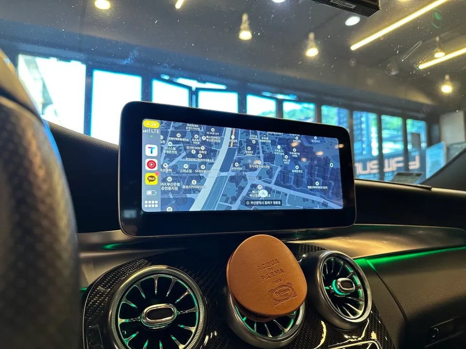Mercedes-Benz C200のAndroid Auto・CarPlay取付事例 施工写真 1-2