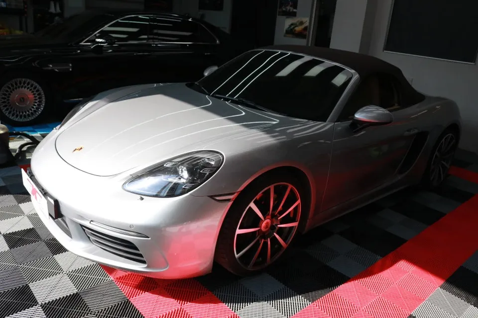 Porsche 718 Boxsterのカーラッピング事例|ローズレッドの変身 施工写真 1-2