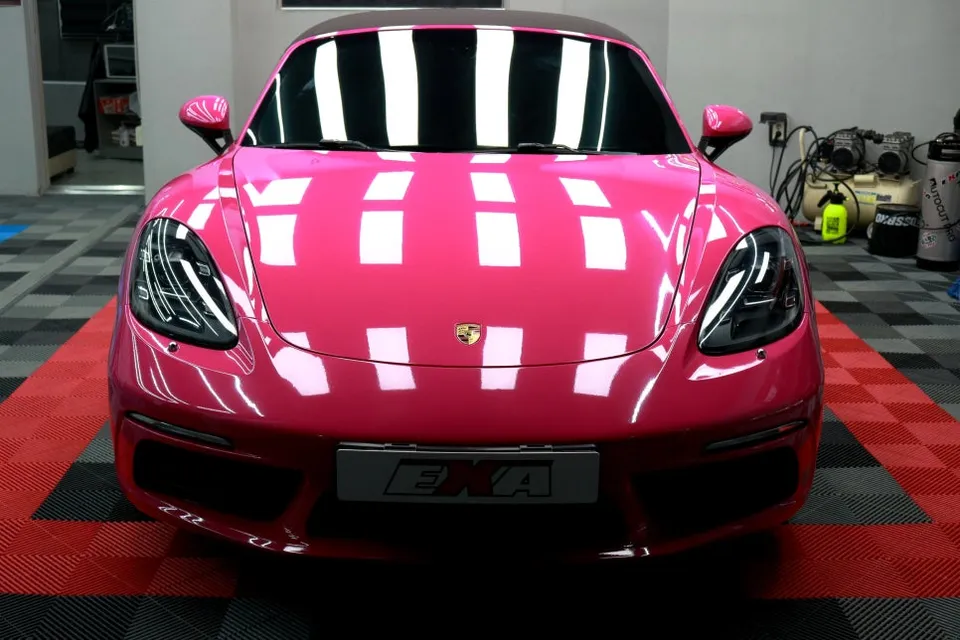 Porsche 718 Boxsterのカーラッピング事例|ローズレッドの変身 施工写真 2-2