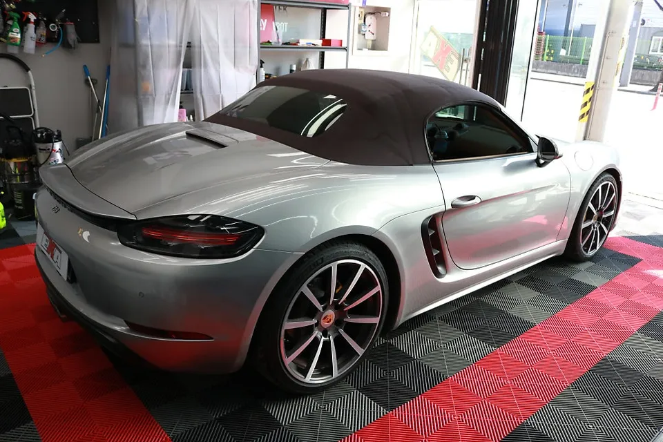 Porsche 718 Boxsterのカーラッピング事例|ローズレッドの変身 施工写真 3-2