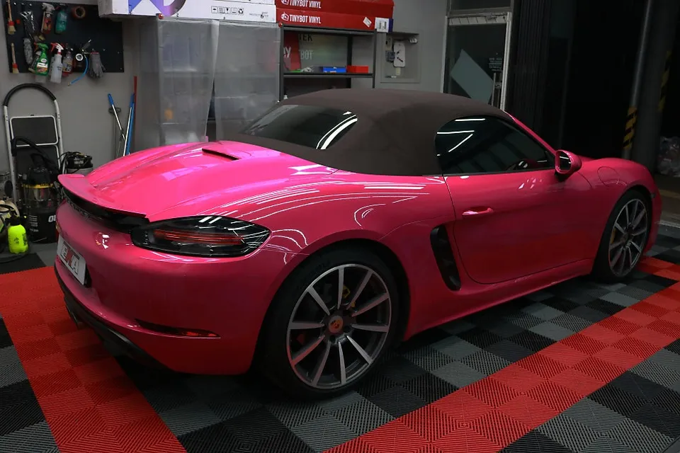 Porsche 718 Boxsterのカーラッピング事例|ローズレッドの変身 施工写真 1-3