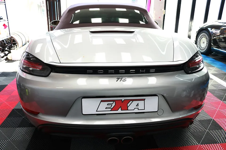 Porsche 718 Boxsterのカーラッピング事例|ローズレッドの変身 施工写真 2-3