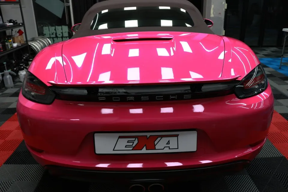 Porsche 718 Boxsterのカーラッピング事例|ローズレッドの変身 施工写真 3-3