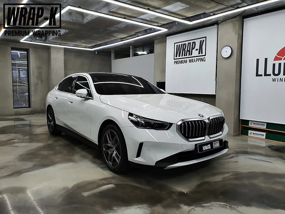 BMW 5 Series G60 カーラッピング事例：クローム除去とブラック化 施工写真 2-1