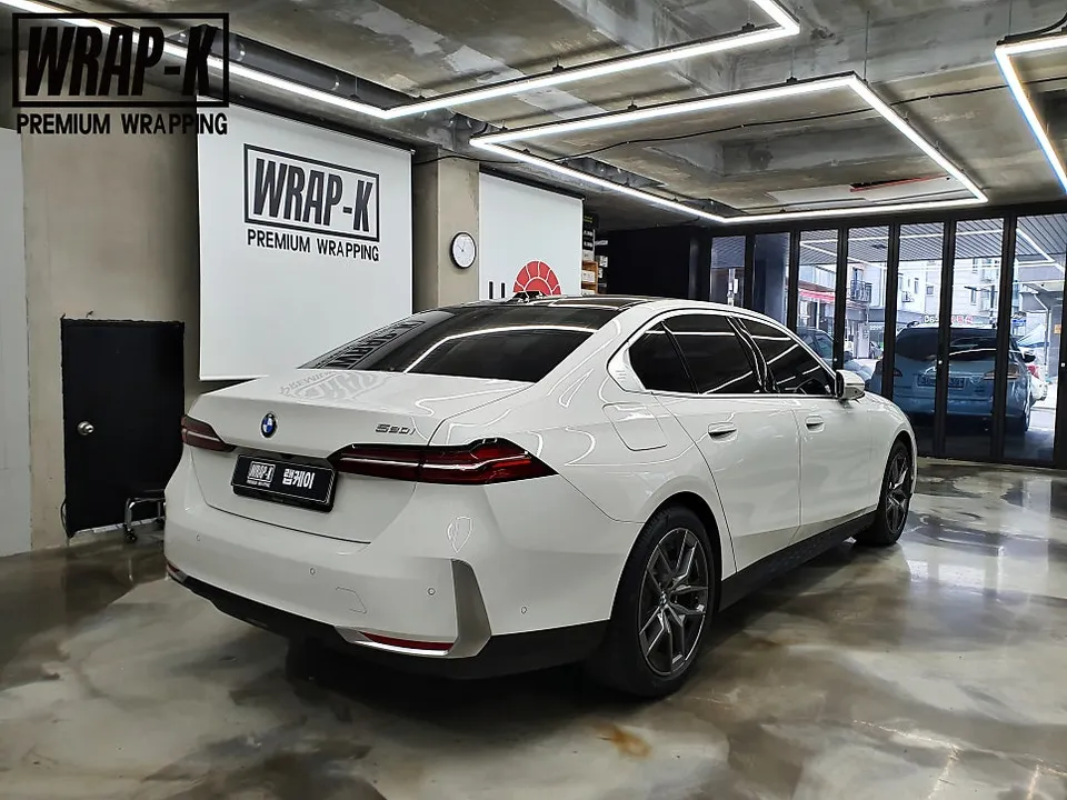 BMW 5 Series G60 カーラッピング事例：クローム除去とブラック化 施工写真 1-2