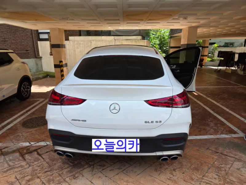 Mercedes-Benz GLE53 AMG Ambient Lighting Review — Before/After photo 2