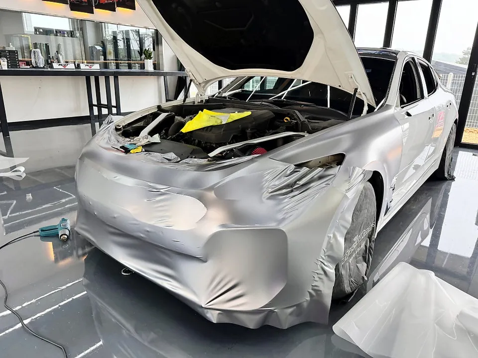 Kia Stingerのカーラッピング事例：サテンチタニウムグレー 施工写真 1-2