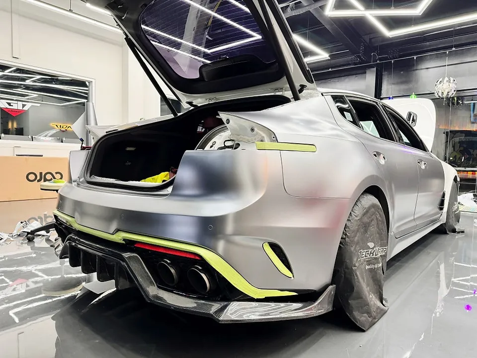 Kia Stingerのカーラッピング事例：サテンチタニウムグレー 施工写真 2-2