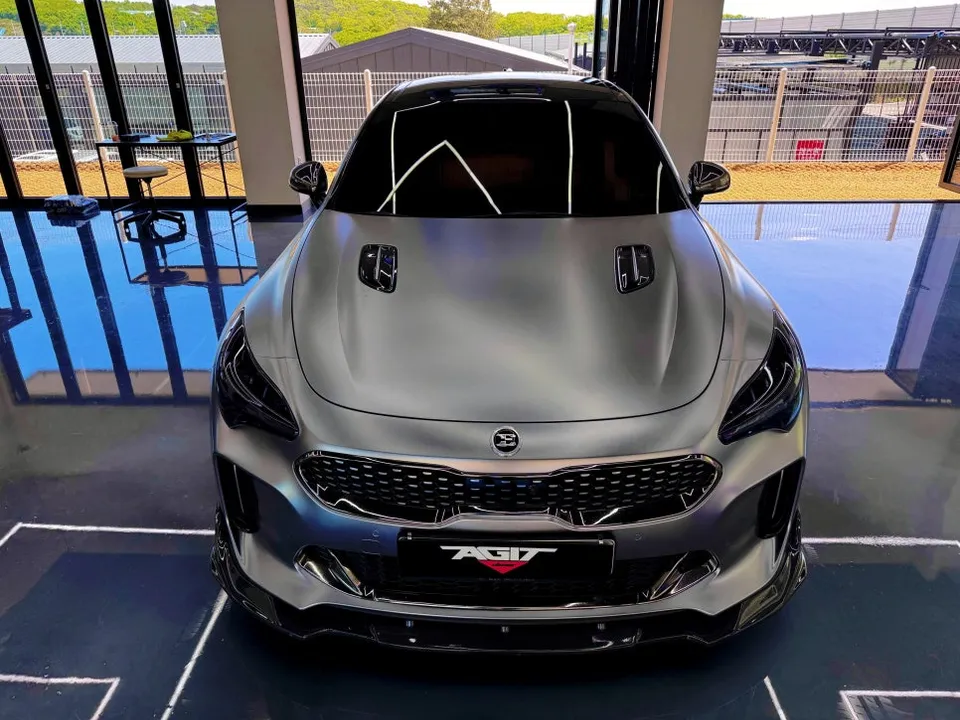 Kia Stingerのカーラッピング事例：サテンチタニウムグレー 施工写真 3-3