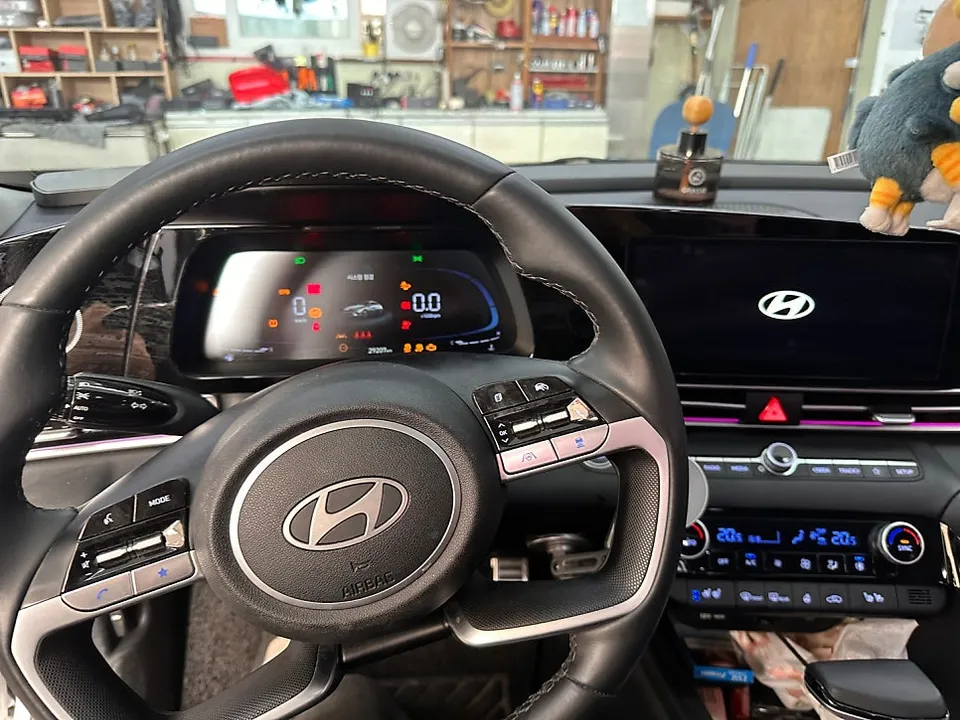 Hyundai Elantra CN7 ambient lighting - Hyundai Elantra CN7 Ambient Lighting Review — Enhanced Interior A photo 3