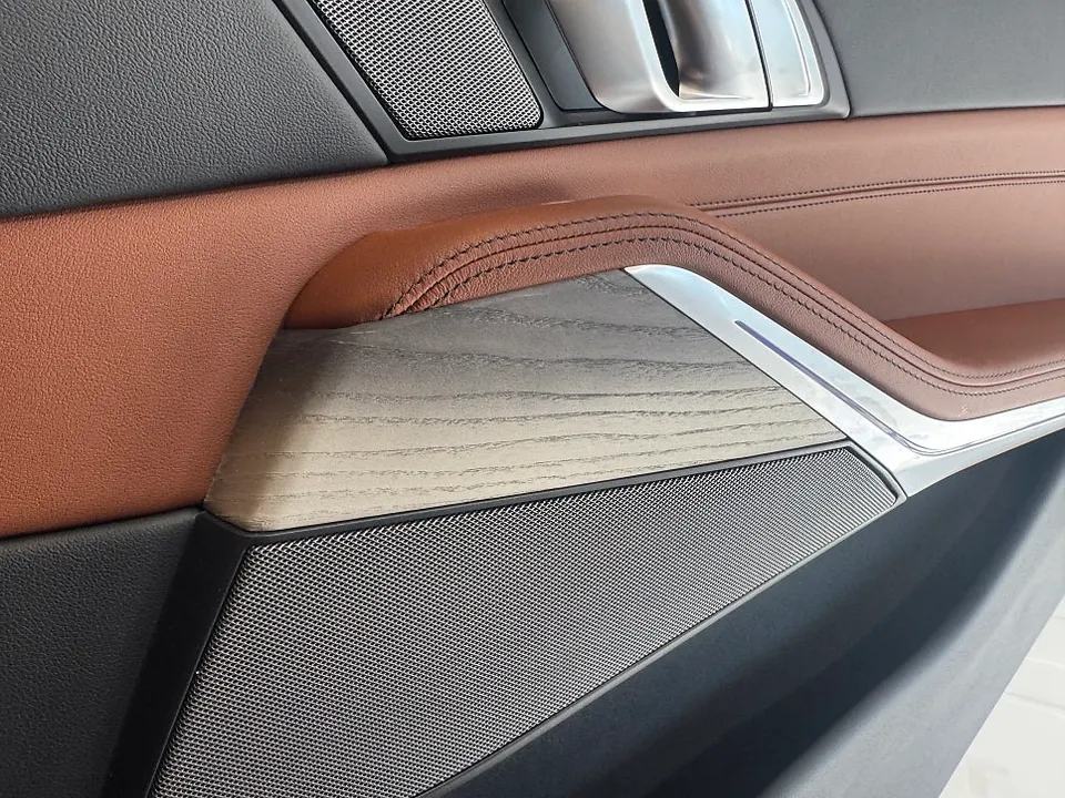 BMW X7のカーラッピング事例｜費用目安・仕上がり 施工写真 1-2