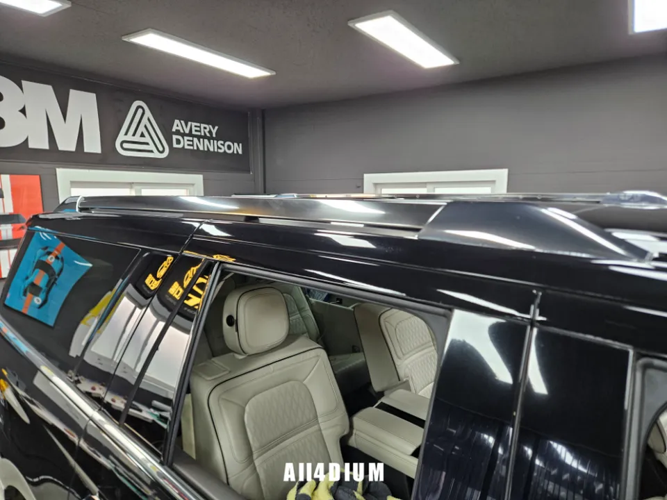 Lincoln Navigatorのカーラッピング事例｜クローム部分のカスタム 施工写真 1-4