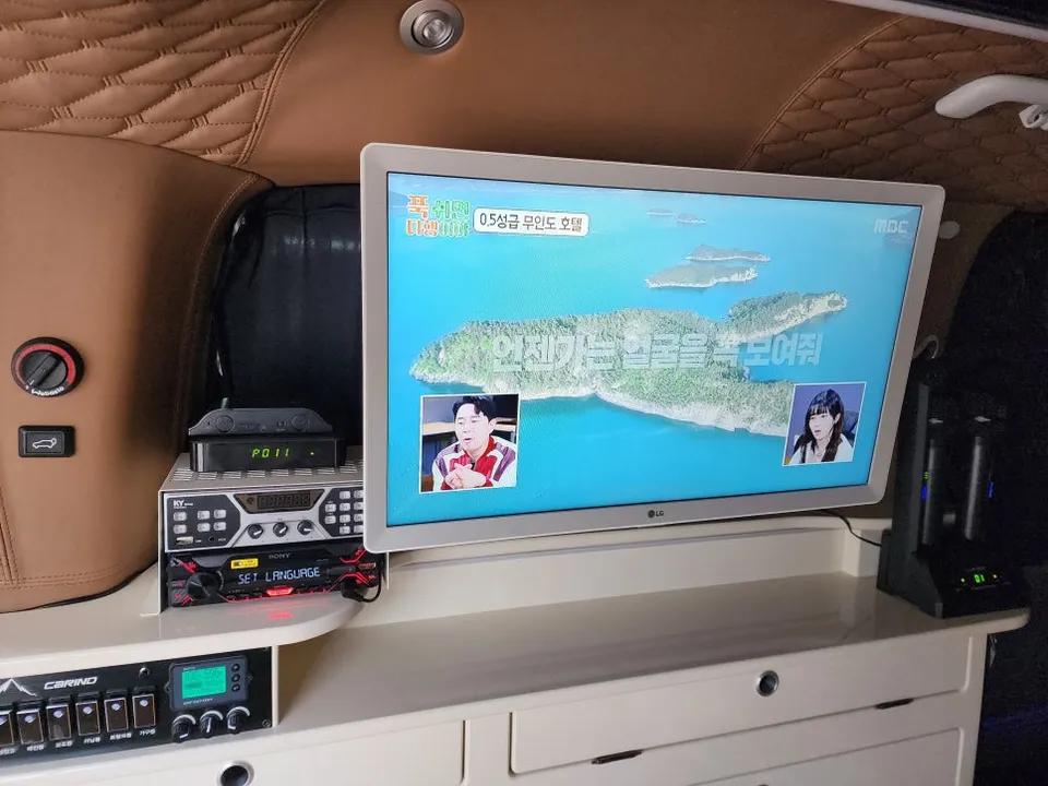 Hyundai Stariaのドライブレコーダー取付事例|費用目安・仕上がり 施工写真 1-2